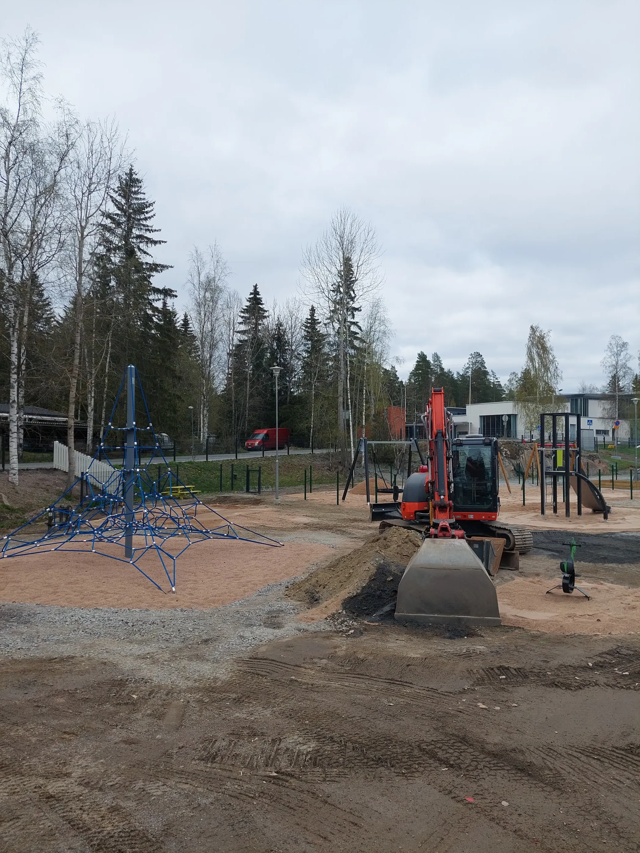 Leikkivälineiden kokoaminen